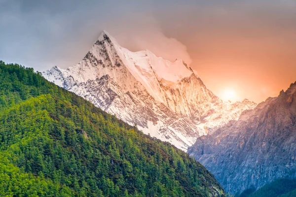 Chana Dorje Mountain in Yading Nature Reserve, Daocheng, Província de Sichuan, China — Fotografia de Stock