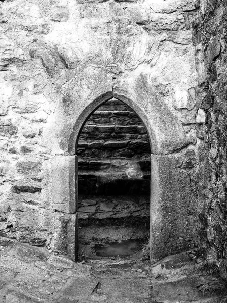 Velho portão de arco gótico na ruína medieval do castelo de pedra — Fotografia de Stock