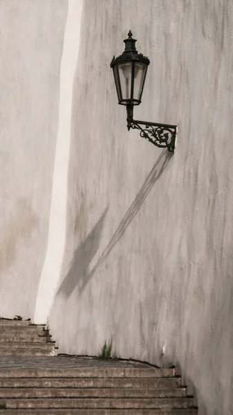 Вуличний ліхтар на старий замок Сходи на Празький град. Середньовічні сходи з vintage лампи, Прага, Чеська Республіка — стокове фото