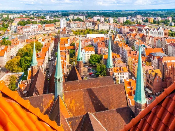 Widok z lotu ptaka czerwone domy dachy w Gdańsk, Polska — Zdjęcie stockowe