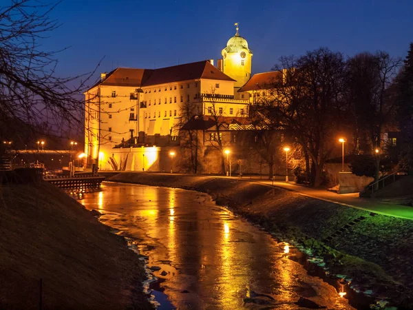 Иллюминированный замок Подебрады на реке Лабе ночью, Чехия — стоковое фото