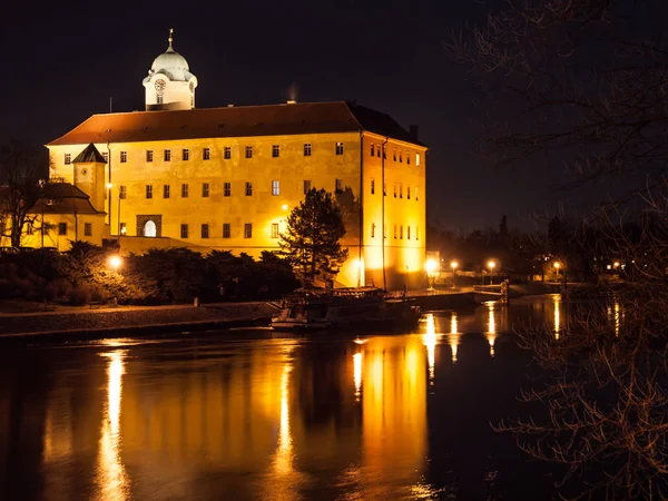 Oświetlony zamek Podiebradach o Łaby przez noc, Republika Czeska — Zdjęcie stockowe