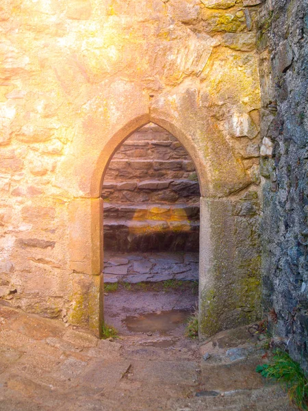 Vecchio cancello ad arco gotico in rovina castello medievale in pietra — Foto Stock