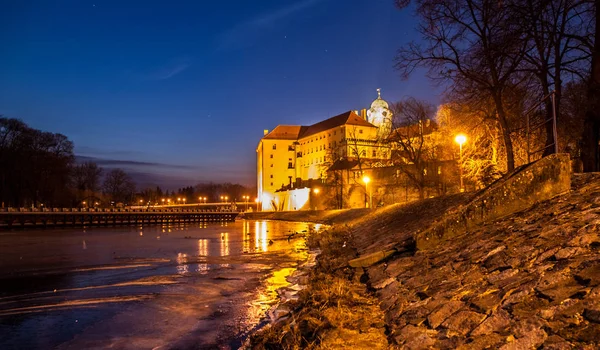 Castello illuminato Podebrady al Labe River di notte, Repubblica Ceca — Foto Stock