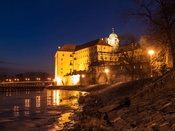 Verlichte Podebrady kasteel bij de rivier Labe bij nacht, Tsjechië — Stockfoto