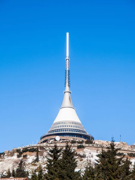 Montaña de broma con transmisor de TV único cerca de Liberec, República Checa — Foto de Stock