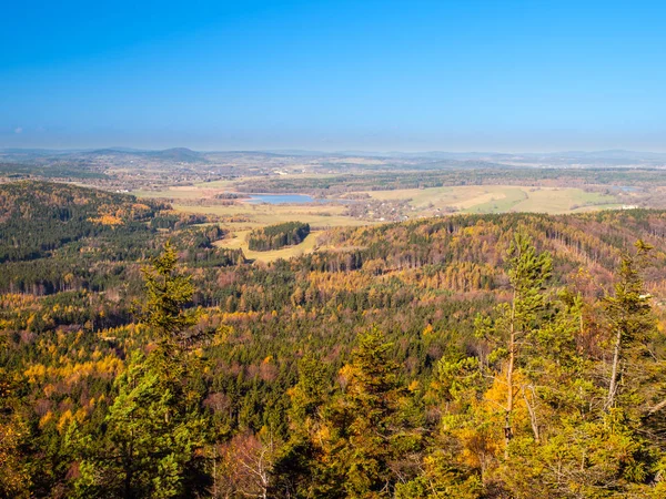 ナイセソルブ山の秋の風景。Ceczh 共和国、Jedlova 山からの眺め — ストック写真