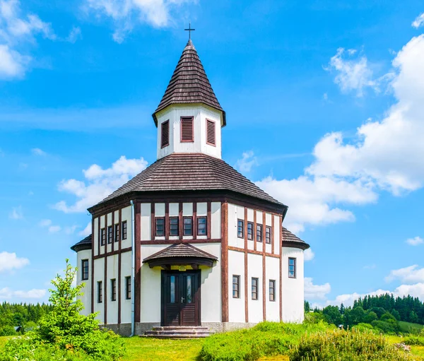 Capilla Tesarov. Pequeño edificio religioso evangélico de madera en Korenov, República Checa — Foto de Stock