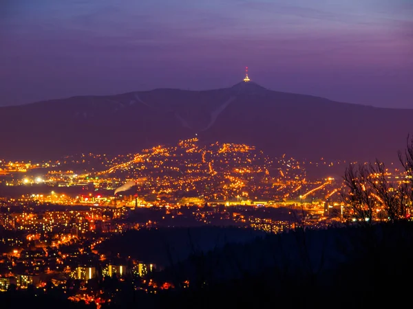 Akşam görünümü Jested dağ ve ışıklı Liberec şehir. Gece çekimi — Stok fotoğraf
