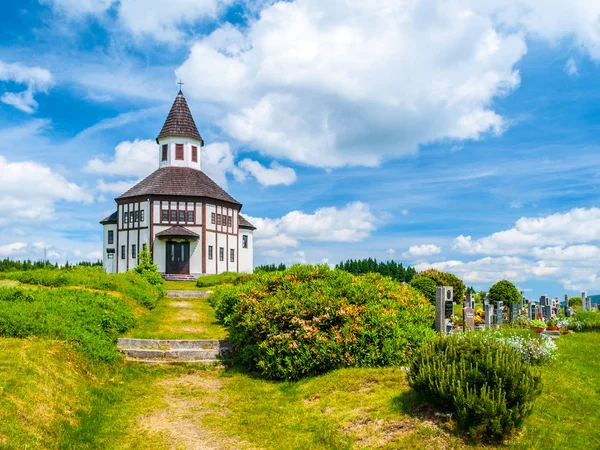 Capilla Tesarov. Pequeño edificio religioso evangélico de madera en Korenov, República Checa — Foto de Stock