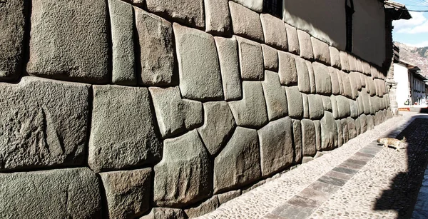 Hatun Rumiyoc ulice s Incan dvanáct Palacio arzobispal v Cusco, Peru — Stock fotografie