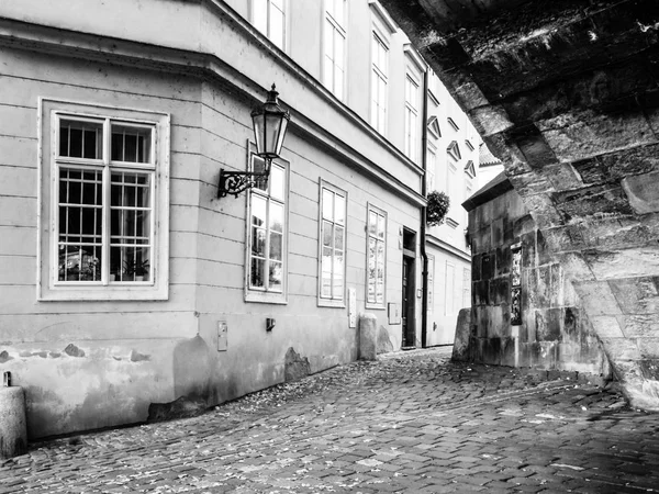 Prager Altstadtecken in Schwarz-Weiß, Tschechische Republik — Stockfoto