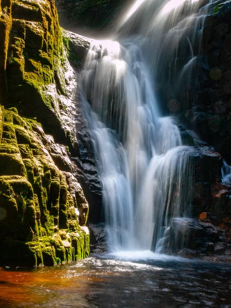 Cachoeira Kamienczyk perto de SzklarskaPoreba em montanhas gigantes ou Karkonosze, Polônia. Exposição prolongada — Fotografia de Stock