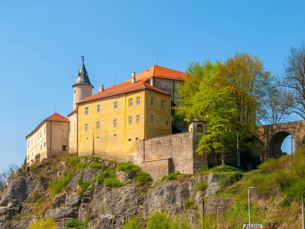 Castillo medieval Ledec nad Sazavou en soleado día de primavera, República Checa — Foto de Stock