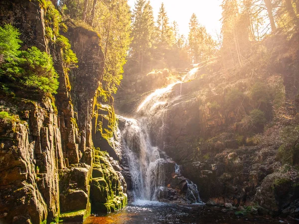 Wodospad Kamieńczyka w pobliżu Szklarskaporeba w Karkonoszach lub Karkonosze, Polska. Długi czas ekspozycji — Zdjęcie stockowe