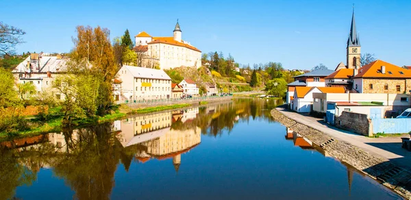 Sazava River in Ledec nad Sazavou. Panoramic view with Ledec Castle and town centre — Stock Photo, Image