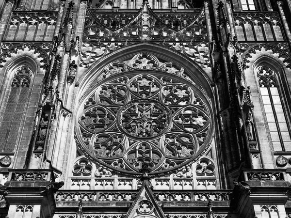 St. Vitus Katedrali Prag, Çek Cumhuriyeti için Gotik gül pencere üzerinde ayrıntılı Görünüm — Stok fotoğraf