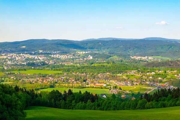 Панорама міста Ліберець з Jizera гори на задньому плані, Чеська Республіка. Сонячний, Весняний день — стокове фото