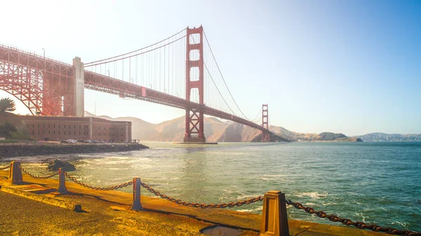 Golden Gate Bridge in summer haze, San Francisco, États-Unis — Photo