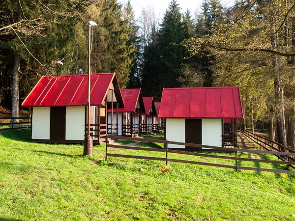 Liten trä skog stugor vid vattnet — Stockfoto