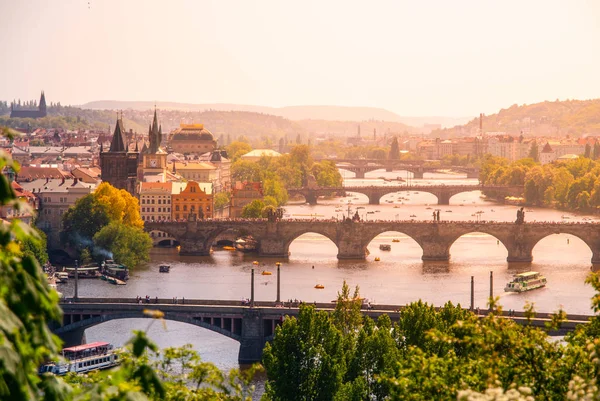 Мости Праги через річку Влтава у Сонячний літній день. Мальовничим видом з літні. Прага, Чеська Республіка — стокове фото