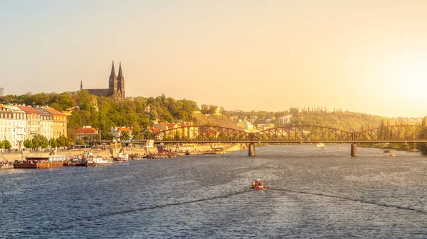 Вишеград і залізничний міст над Влтава у Сонячний літній вечір з захід сонця. Міський краєвид Праги, Чехія — стокове фото