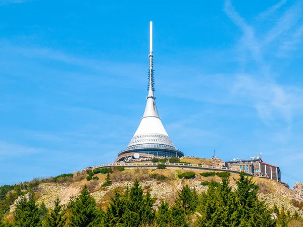 Eşsiz bir mimari bina. Otel ve televizyon vericisi Jested Dağı, Liberec, Çek Cumhuriyeti 'nin tepesinde — Stok fotoğraf