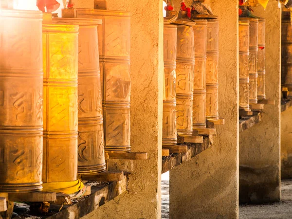 Row of metal prayer wheels. Traditional Tibetan Buddhist object — Stock Photo, Image