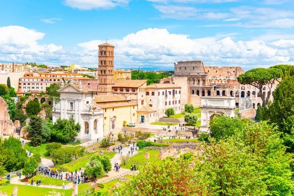 Colosseo e Foro Romano, latino: Foro Romano, cenere più importante dell'antica Roma. Vista aerea dal Palatino — Foto Stock