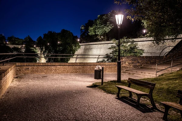 Spacer po murach fortyfikacyjnych Vysehrad oświetlonych lampami ulicznymi w nocy. Praga, Republika Czeska — Zdjęcie stockowe