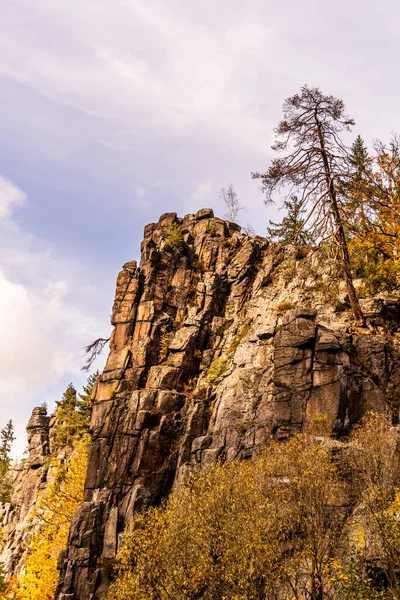 Svatos Rocks, Tjeckien: Svatosske skaly, över Ohre älv på hösten, Tjeckien — Stockfoto