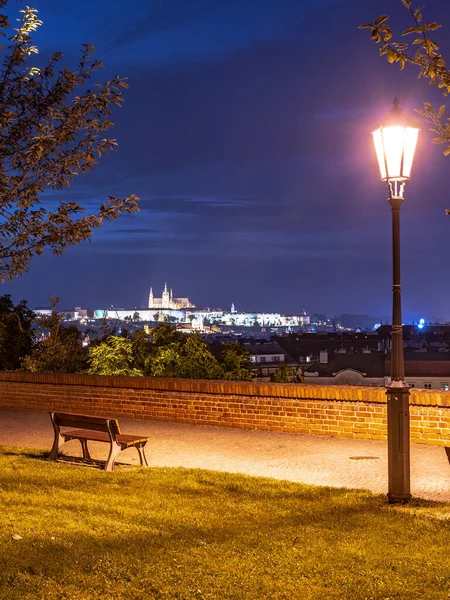 Noite de Praga. Vista do Castelo de Praga a partir da fortificação de Vysehrad, Praga, República Checa — Fotografia de Stock