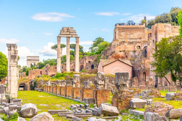 Antigas ruínas da Basílica Júlia e Templo de Castor e Pollux no Fórum Romano, Roma, Itália — Fotografia de Stock