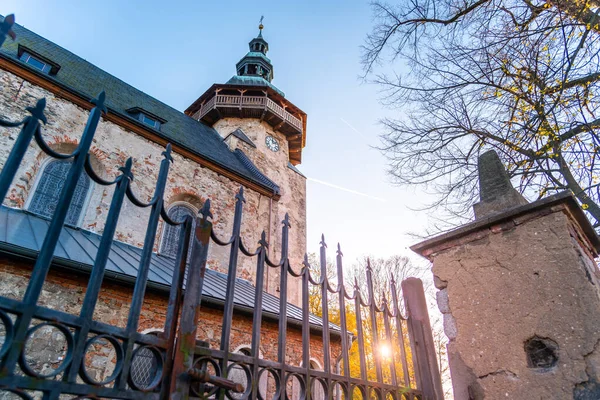 Szczegółowy widok na wieżę kościoła św. Jerzego w Horni Slavkov. Słoneczny jesienny dzień. Republika Czeska — Zdjęcie stockowe