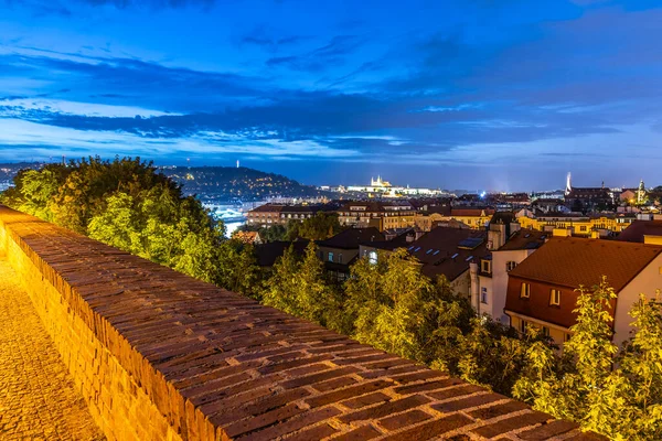 Pragkväll. Utsikt över Prags slott från Vysehrad befästning, Prag, Tjeckien — Stockfoto