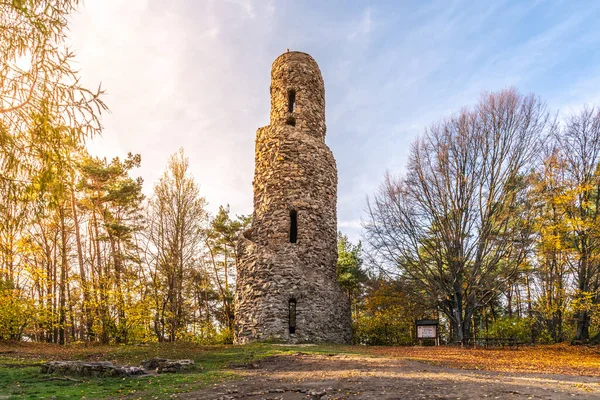 Spiral παρατηρητήριο πύργος του Krasno. Ασυνήθιστο πέτρινο ορόσημο κοντά στο χωριό Krasno, Τσεχική Δημοκρατία — Φωτογραφία Αρχείου