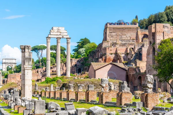Antichi ruderi della Basilica Giulia e Tempio di Castore e Polluce in Foro Romano, Roma, Italia — Foto Stock