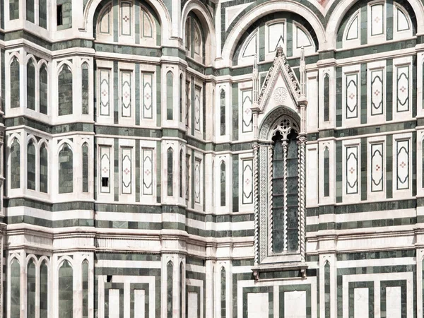 Ornamentale Dekoration Fassade Detail der Florenz Kathedrale, cattedrale di santa maria del fiore oder il duomo di firenze, Firenze, Toskana, Italien — Stockfoto