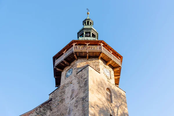 Vista detalhada da torre da Igreja de São Jorge em Horni Slavkov. Dia de outono ensolarado. República Checa — Fotografia de Stock