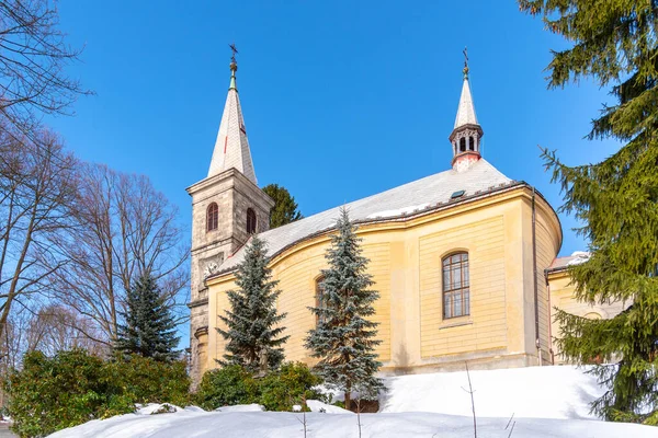 Iglesia de San Pedro y San Pablo en Tanvald en el soleado día de invierno, República Checa — Foto de Stock