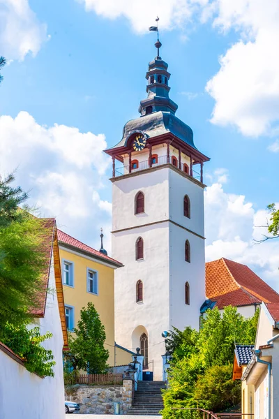 Campanario de la pequeña iglesia rural de San Miguel en Jistebnice, República Checa — Foto de Stock