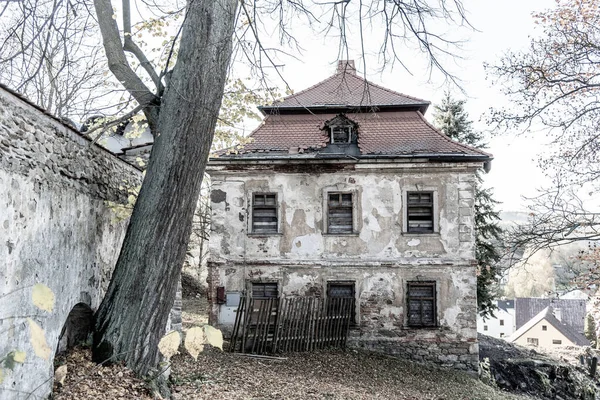 Zniszczony budynek dziekana w Horni Slavkov, Czechy — Zdjęcie stockowe