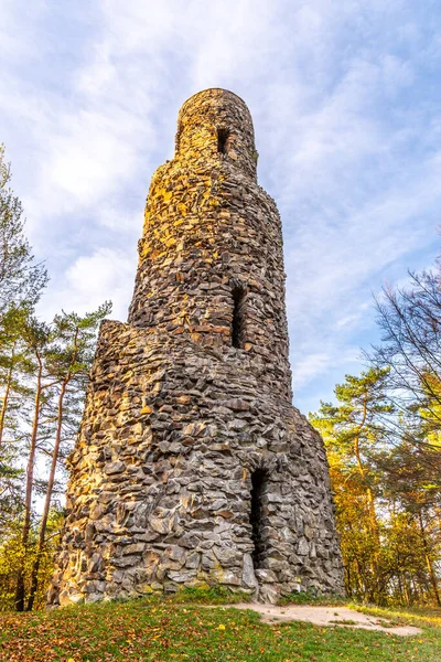 Wieża widokowa Krasna. Niezwykły kamienny punkt orientacyjny w pobliżu Krasno Village, Czechy — Zdjęcie stockowe
