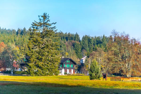 Pueblo de montaña Kladska con casas típicas de madera. Kladska, República Checa — Foto de Stock