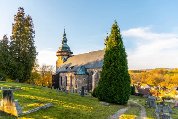 Kostel sv. Jiří v Horním Slavkově. Slunečný podzimní den. Česká republika — Stock fotografie
