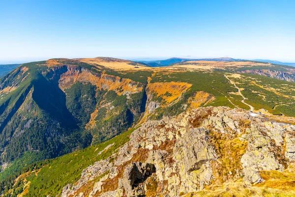 Studnicni Mountain and Giant Valley, Tjeckien: Obri dul, på hösten solig dag i Krkonose - Giant Mountains, Tjeckien. Utsikt från utsiktspunkten på Snezka Mountain — Stockfoto