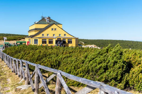 Silesian House, Polish: Dom Slaski, Czech: Slezky dum. Mountain hut in Giant Mountains, Poland and Czech Republic — Stock Photo, Image