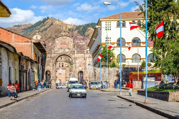 Cusco, Peru - 9 juli 2010: Koloniale gebouwen rond de straat Cusco, Peru, Latijns-Amerika. — Stockfoto