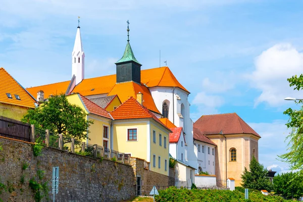 Chiesa di San Giovanni Battista e monastero Minorita a Jindrichuv Hradec, Repubblica Ceca — Foto Stock