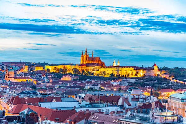 Praagse burcht avond landschap. Hradcany met Sint-Vitus kathedraal na zonsondergang. Praag, Tsjechische Republiek — Stockfoto